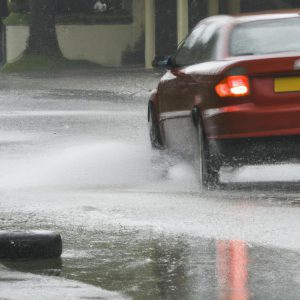 Aquaplaning – niebezpieczne zjawisko, z którego musisz wyjść!